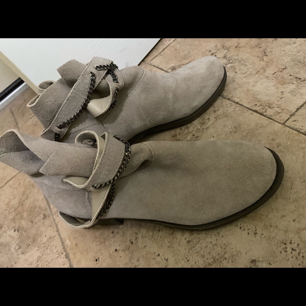 American Eagle Suede Ankle booties
